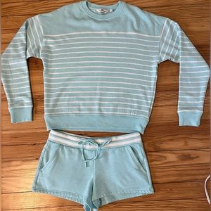 Vineyard vines dreamcloth shorts and sweatshirt set.  Worn 1x, like new.